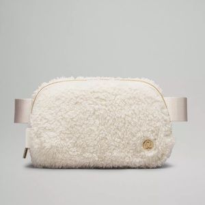 Lululemon everywhere belt bag 1L silver hardware